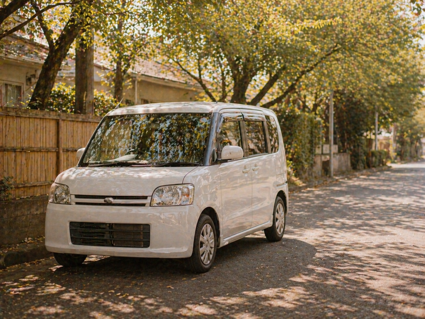 送迎車 - 木陰に停まる白い車